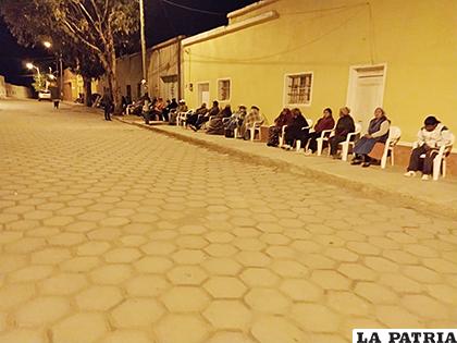 Adultos mayores de Machacamarca hicieron filas desde la madrugada para cobrar su renta /GAMM