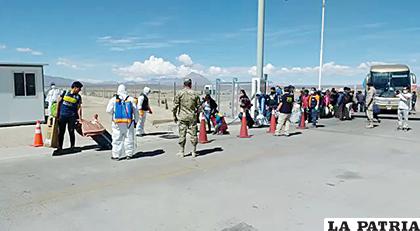 Cientos de conciudadanos llegaron a Bolivia ayer en la mañana /CAPTURA VIDEO GAD-ORU