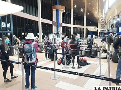 Los ciudadanos de la Unión Europea salieron en un vuelo de evacuación solicitado por la Embajada de Francia en Bolivia /ABI