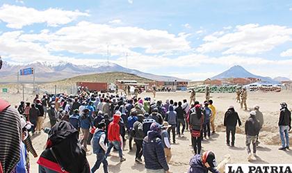 En Pisiga continúa la tensión entre militares y civiles que intentan pasar a territorio boliviano /ABI