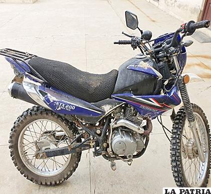 La motocicleta en la que circulaban los portadores de droga
