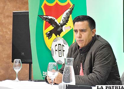 César Farías dirige a la Selección Nacional, ahora se le planteará una rebaja en el sueldo / APG