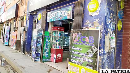 Algunas tiendas reabrieron desde la pasada jornada a la espera de vender algunos productos /LA PATRIA