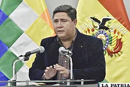 El ministro de Trabajo, Óscar Mercado también confirmó el feriado de 