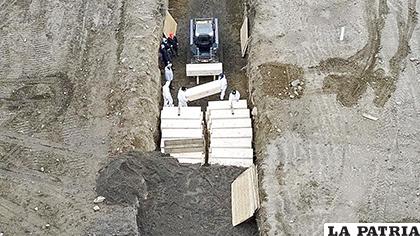 En la Isla de Hart, se han cavado zanjas para enterrar ataúdes de los fallecidos por Covid-19 /EFE
