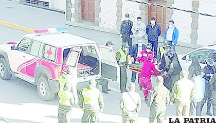 Un efectivo policial resultó herido tras ser atropellado en plena Plaza Principal 10 de Febrero /LA PATRIA
