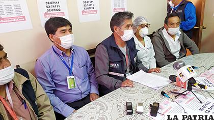 Las autoridades durante el informe del caso 9 de coronavirus en Oruro / LA PATRIA