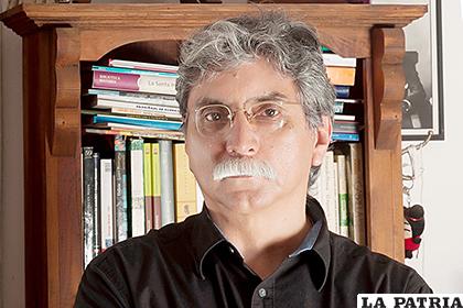 Homero Carvalho, autor del artículo
