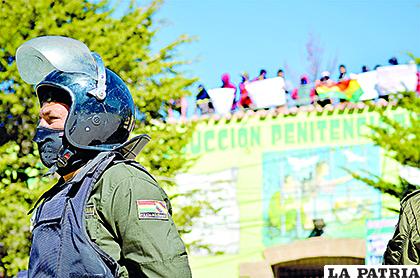 Los efectivos policiales intentaron calmar a la población penal sin éxito /LA PATRIA