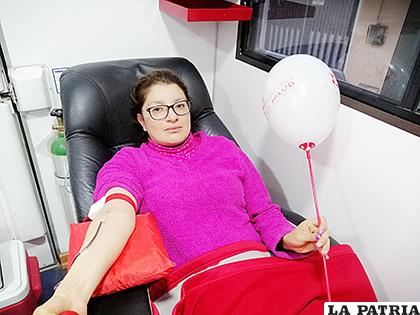 Una de las donantes de sangre en medio de la cuarentena /BANCO DE SANGRE
