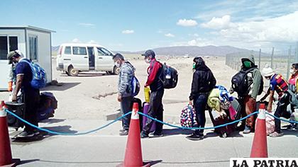 Muchas personas en distintos puntos del país como en la frontera están varados a la espera de llegar a sus lugares de origen /soychile.cl