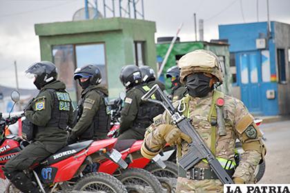 Militares y policías estarán asentados en las trancas de ingreso a la ciudad de Oruro /LA PATRIA