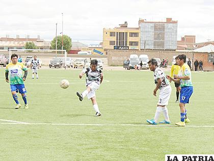 31 años de aniversario de la Agremiación de exfutbolistas de Oruro /LA PATRIA /archivo

