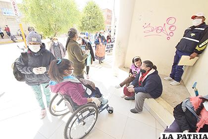 Varias personas hicieron fila para cobrar su bono 
/LA PATRIA
