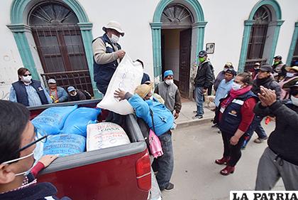 El momento de la entrega de víveres al comedor Nazaria Ignacia 
/LA PATRIA /REYNALDO BELLOTA
