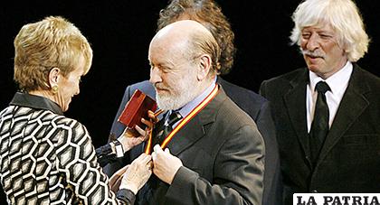 Mundstock junto a Les Luthiers recibieron varios premios, entre ellos el de Princesa de Asturias en España /AFP
