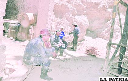 Los trabajadores mineros están preocupados con las limitaciones obligadas en la producción de la minería
