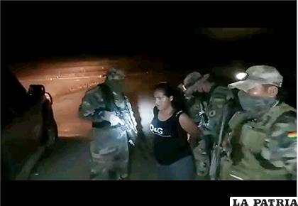 Una de las mujeres aprehendidas luego de la emboscada /CAPTURA DE VIDEO FRECUENCIA POLICIAL
