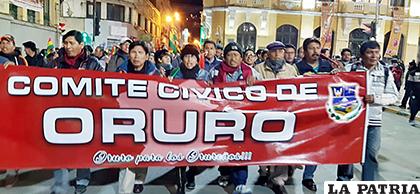 Al centro Hugo Gutiérrez junto a Ximena Montaño durante las movilizaciones de noviembre de 2019 / LA PATRIA /ARCHIVO