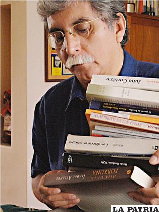 Carvalho sosteniendo algunos de sus libros
