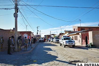 Al ser informados de lo acontecido, los policías llegaron hasta la urbanización para intentar rescatar al individuo /LA PATRIA
