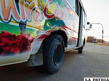La vagoneta habría impactado en la parte posterior del bus /LA PATRIA