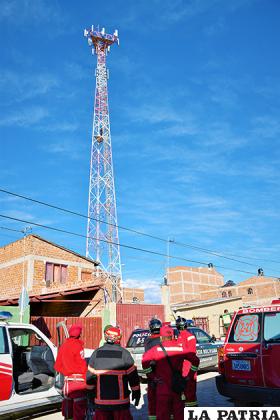 Los funcionarios de bomberos subieron a la antena en la intención de evacuarlo /LA PATRIA