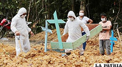 En los últimos días la pandemia ha puesto en jaque al servicio funerario /HOY
