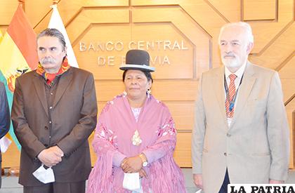 Guillermo Mariaca Iturri, Martha Yujra y Guillermo Aponte Reyes Ortiz en el acto de posesión (de izquierda a derecha) /FCBCB
