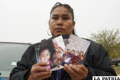 Catalina Avilés, quien migró hacia Estados Unidos en junio de 2020, sostiene fotos de sus hijas Yeraldy, de 18 años, Alexa, de 3, y Kimberly, de 5, en Round Rock, Texas /(AP Foto/Chuck Burton)