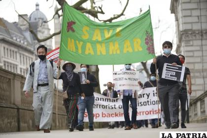 Unos manifestantes marchan en Westminster, Londres, contra el golpe de Estado perpetrado el 1 de febrero en Myanmar que destituyó al gobierno de Aung San Suu Kyi /Aaron Chown/PA vía AP