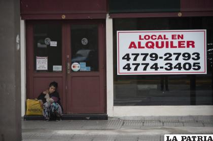 Una mujer sin hogar sentada frente a una tienda cerrada en alquiler en el centro de Buenos Aires  /AP Foto/Víctor R. Caivano
