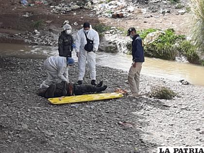 Las autoridades efectuando la revisión externa al cadáver /LA PATRIA