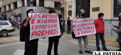 Ganadores del Concurso Nacional bloquearon accesos a la Plaza 10 de Febrero /LA PATRIA