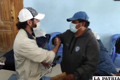 2 mil dólares en favor de los auxiliares de San José, Henry López recibe el dinero /Lizeth Siles
