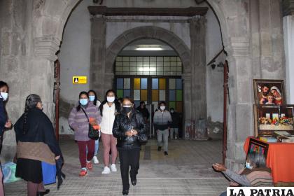 Luego de la misa de la Última Cena del Señor, la gente procedió a visitar siete iglesias /LA PATRIA