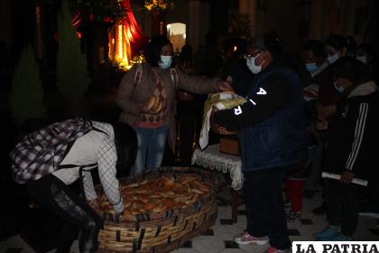La población también acude a las iglesias para hacer bendecir pan, fruta u otros alimentos /LA PATRIA