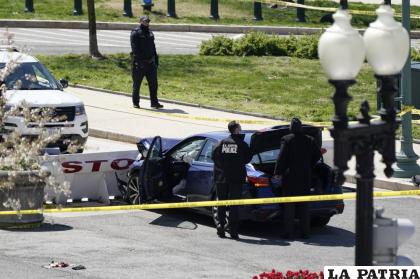 Agentes de la policía del Capitolio están junto a un auto cuyo conductor lo estrelló intencionalmente contra una barrera, en Washington /AP Foto/J. Scott Applewhite