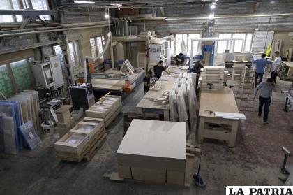 Varias empresas tuvieron que “reinventarse” para seguir funcionando
/AP Photo/Alexander Zemlianichenko