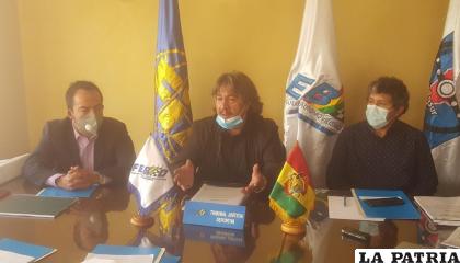 Durante la firma de convenio para la entrega de uno de los coches 0K /Febad