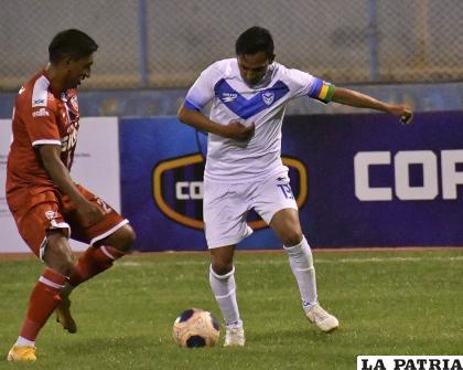 Kevin Fernández domina el balón ante la marca de su adversario /APG