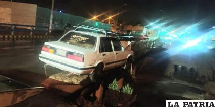 El vehículo impactó contra la baranda del puente y estuvo a metros de caer al arroyo /LA PATRIA