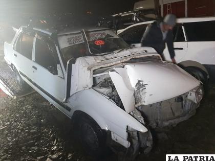 Así quedó el automóvil tras el choque al objeto fijo /LA PATRIA
