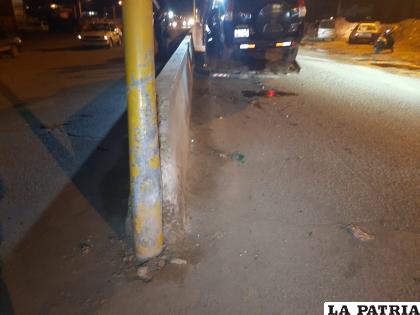 El poste metálico donde el vehículo habría impactado /LA PATRIA