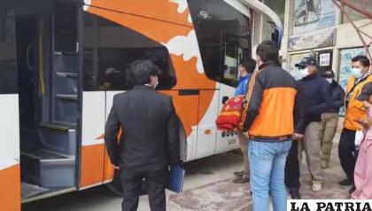 Personal de la DIO durante los controles en buses /LA PATRIA