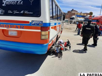 Los policías llegaron para auxiliar a su camarada y efectuar la investigación /LA PATRIA