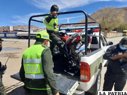 La motocicleta es trasladada por los efectivos policiales /LA PATRIA