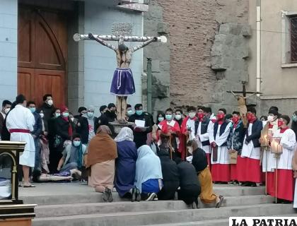 Adoración de la Santa Cruz en afueras de La Catedral /LA PATRIA