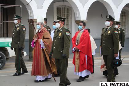 La procesión fue encabezada por el Monseñor Cristóbal Bialasik y el coronel Limberth Oporto /LA PATRIA