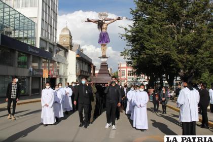 Jóvenes devotos llevan en hombros la Santa Cruz /LA PATRIA